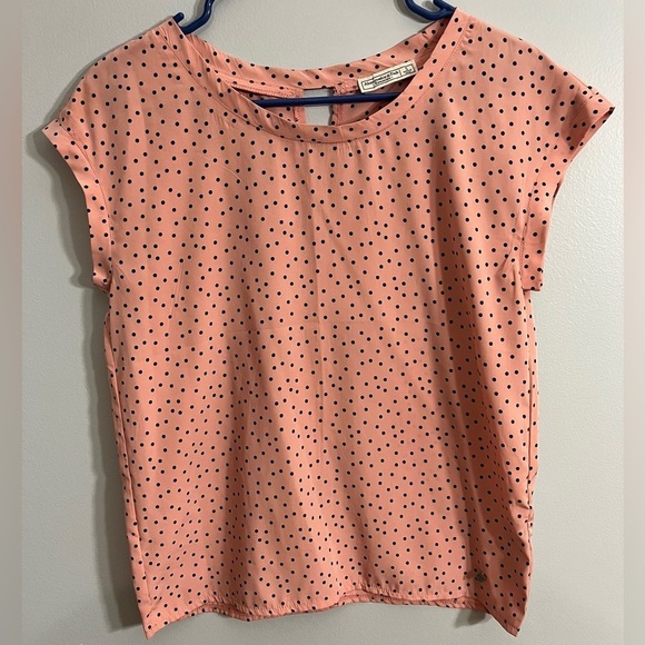 Abercrombie & Fitch Tops - Abercrombie & Fitch women’s small pink/black polka dot slit back dress tshirt